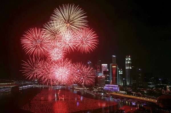 Khung cảnh thời khắc giao thừa tại vịnh Marina, Singapore. Khung cảnh thời khắc giao thừa tại vịnh Marina, Singapore.