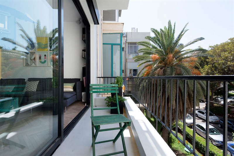Căn hộ được thiết kế với sự kết hợp nét đẹp xưa cũ và hiện đại, kết hợp ghế xếp và những thiết kế nội thất mới. Những màu sắc và chất liệu tạo nên một sự cân bằng, bao gồm các sắc thái của màu xám, hồng, xanh và màu tím với gỗ, kim loại và xi măng. Căn hộ được thiết kế với sự kết hợp nét đẹp xưa cũ và hiện đại, kết hợp ghế xếp và những thiết kế nội thất mới. Những màu sắc và chất liệu tạo nên một sự cân bằng, bao gồm các sắc thái của màu xám, hồng, xanh và màu tím với gỗ, kim loại và xi măng.