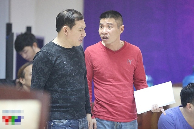 Cũng nói về kịch bản, NSƯT Công Lý bỏ ngỏ, ekip chương trình luôn lưu ý các nghệ sĩ tránh tiếp xúc với báo chí, kẻo nhỡ lời tiết lộ kịch bản sẽ bị cắt vai như chơi. Cũng nói về kịch bản, NSƯT Công Lý bỏ ngỏ, ekip chương trình luôn lưu ý các nghệ sĩ tránh tiếp xúc với báo chí, kẻo nhỡ lời tiết lộ kịch bản sẽ bị cắt vai như chơi.