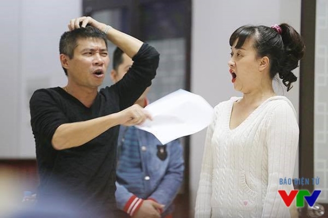 “Đã tập Táo quân thì không bao giờ nghĩ đến nhan sắc” – “Táo” Vân Dung nói – “Tuy nhiên, xấu cũng được, già cũng được miễn là làm khán giả vui cười là đội hài chúng tôi trẻ thêm được 20 tuổi”. Nói về vai diễn của mình trong Táo quân 2016, cô nói đầy hài hước: “Bạn cứ thử tưởng tượng con cá ngựa thế nào thì tôi sẽ giống như thế”. “Đã tập Táo quân thì không bao giờ nghĩ đến nhan sắc” – “Táo” Vân Dung nói – “Tuy nhiên, xấu cũng được, già cũng được miễn là làm khán giả vui cười là đội hài chúng tôi trẻ thêm được 20 tuổi”. Nói về vai diễn của mình trong Táo quân 2016, cô nói đầy hài hước: “Bạn cứ thử tưởng tượng con cá ngựa thế nào thì tôi sẽ giống như thế”.
