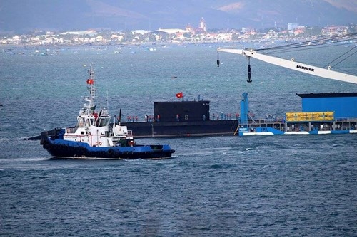 Đến 10h45 cùng ngày, chiếc Kilo 186 - Đà Nẵng đã được đưa vào nằm gọn trong Cảng tàu ngầm thuộc Lữ đoàn Tàu ngầm 189, nơi có 4 tàu ngầm Kilo: Hà Nội, TP.Hồ Chí Minh, Hải Phòng, Khánh Hòa đang neo đậu. Đến 10h45 cùng ngày, chiếc Kilo 186 - Đà Nẵng đã được đưa vào nằm gọn trong Cảng tàu ngầm thuộc Lữ đoàn Tàu ngầm 189, nơi có 4 tàu ngầm Kilo: Hà Nội, TP.Hồ Chí Minh, Hải Phòng, Khánh Hòa đang neo đậu.