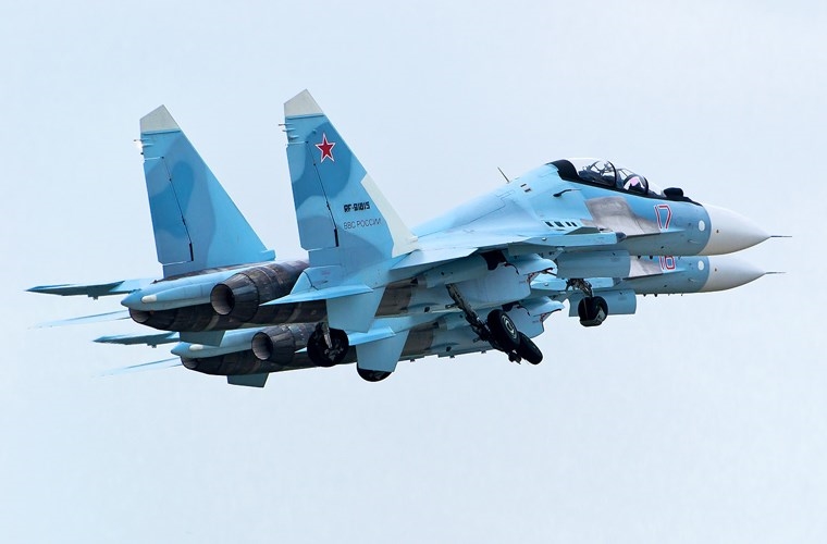 “Điểm khác biệt của phiên bản xuất khẩu Su-30SME chính là hệ thống điện tử hàng không trên khoang. Máy bay này sử dụng các hệ thống điện tử thuần Nga, thay vì các thiết bị do Pháp sản xuất như trên Su-30MKI”, đại diện đoàn đại biểu quân sự Nga tham gia Singapore Air Show 2016 cho biết. “Điểm khác biệt của phiên bản xuất khẩu Su-30SME chính là hệ thống điện tử hàng không trên khoang. Máy bay này sử dụng các hệ thống điện tử thuần Nga, thay vì các thiết bị do Pháp sản xuất như trên Su-30MKI”, đại diện đoàn đại biểu quân sự Nga tham gia Singapore Air Show 2016 cho biết.