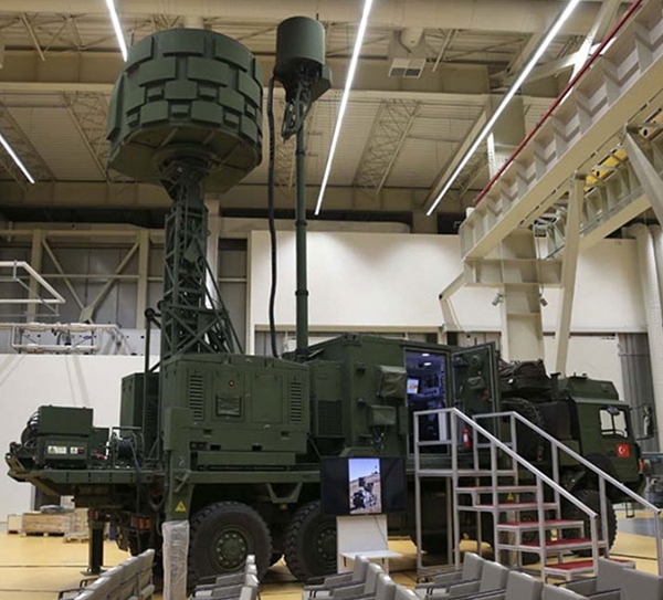 Hệ thống gây nhiễu radar cơ động KORAL là khí tài mới nhất được bổ sung cho năng lực tác chiến điện tử của Thổ Nhĩ Kỳ. Hệ thống phòng thủ/tấn công điện tử này có khả năng làm nhiễu và đánh lừa các radar thông thường cũng như tinh vi của đối phương. Hệ thống gây nhiễu radar cơ động KORAL là khí tài mới nhất được bổ sung cho năng lực tác chiến điện tử của Thổ Nhĩ Kỳ. Hệ thống phòng thủ/tấn công điện tử này có khả năng làm nhiễu và đánh lừa các radar thông thường cũng như tinh vi của đối phương.
