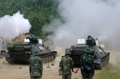Pháo tự hành đổ bộ đường không ASU-85 sử dụng khung gầm PT-76, loại xe tăng bơi nổi tiếng đã từng tham gia nhiều chiến dịch lớn, lập những chiến công oanh liệt trong suốt 2 cuộc kháng chiến chống Mỹ và chiến tranh bảo vệ biên giới. Pháo tự hành đổ bộ đường không ASU-85 sử dụng khung gầm PT-76, loại xe tăng bơi nổi tiếng đã từng tham gia nhiều chiến dịch lớn, lập những chiến công oanh liệt trong suốt 2 cuộc kháng chiến chống Mỹ và chiến tranh bảo vệ biên giới.
