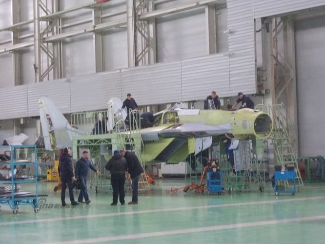 Cơ bản MiG-35 được chế tạo trên cơ sở cải tiến khung thân cơ sở tiêm kích MiG-29 với kích cỡ lớn hơn một chút. Cơ bản MiG-35 được chế tạo trên cơ sở cải tiến khung thân cơ sở tiêm kích MiG-29 với kích cỡ lớn hơn một chút.