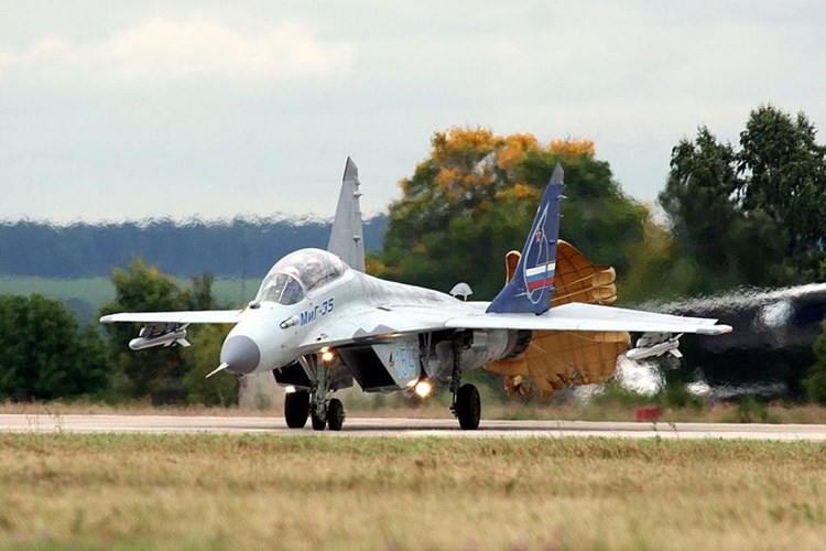 MiG-35 (NATO định danh là Fulcrum F) là mẫu máy bay chiến đấu mới nhất của dòng máy bay MiG danh tiếng một thời. Máy bay được thiết kế với vai trò chính là đánh chặn, phòng không, bảo vệ không phận và khi cần có khả năng tác chiến không đối đất, không đổi hải với vũ khí thông minh. Sức chiến đấu của nó được đánh giá là sánh ngang tiêm kích JAS-39 Gripen, Typhoon hay Rafale, F-15/16. MiG-35 (NATO định danh là Fulcrum F) là mẫu máy bay chiến đấu mới nhất của dòng máy bay MiG danh tiếng một thời. Máy bay được thiết kế với vai trò chính là đánh chặn, phòng không, bảo vệ không phận và khi cần có khả năng tác chiến không đối đất, không đổi hải với vũ khí thông minh. Sức chiến đấu của nó được đánh giá là sánh ngang tiêm kích JAS-39 Gripen, Typhoon hay Rafale, F-15/16.