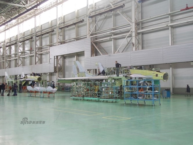 Nhất là chi phí giá cả của MiG-35 rất phù hợp với điều kiện kinh tế, ngân sách của Việt Nam (ước tính 45-50 triệu USD/chiếc). Nó rẻ hơn rất nhiều so với JAS-39 Gripen hay Typhoon, trong khi lại có tính năng tương đương, thậm chí vượt trội ở một số khía cạnh. Ảnh: Dây chuyền lắp ráp MiG-35 theo hợp đồng ký kết bán 50 chiếc cho Ai Cập và một số lượng nhỏ cho Không quân Nga. Nhất là chi phí giá cả của MiG-35 rất phù hợp với điều kiện kinh tế, ngân sách của Việt Nam (ước tính 45-50 triệu USD/chiếc). Nó rẻ hơn rất nhiều so với JAS-39 Gripen hay Typhoon, trong khi lại có tính năng tương đương, thậm chí vượt trội ở một số khía cạnh. Ảnh: Dây chuyền lắp ráp MiG-35 theo hợp đồng ký kết bán 50 chiếc cho Ai Cập và một số lượng nhỏ cho Không quân Nga.