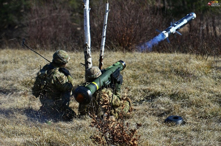 Một binh sĩ Mỹ thực hành bắn đạn thật với tên lửa chống tăng FGM-148 Javelin. Một binh sĩ Mỹ thực hành bắn đạn thật với tên lửa chống tăng FGM-148 Javelin.
