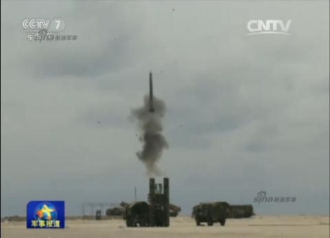 Trước đó vào cuối năm ngoái, Bộ Quốc phòng Mỹ thông báo đã triển khai hai “pháo đài bay” B-52 tới Biển Đông, bay gần các đảo nhân tạo Trung Quốc xây trái phép. Tuy nhiên hai chiếc B-52 không bay vào vùng 12 hải lý quanh các đảo nhân tạo bất hợp pháp. Trước đó vào cuối năm ngoái, Bộ Quốc phòng Mỹ thông báo đã triển khai hai “pháo đài bay” B-52 tới Biển Đông, bay gần các đảo nhân tạo Trung Quốc xây trái phép. Tuy nhiên hai chiếc B-52 không bay vào vùng 12 hải lý quanh các đảo nhân tạo bất hợp pháp.