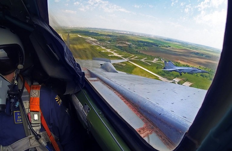 Sẽ không có gì đáng bàn về quyết định cho MiG-31 nghỉ hưu của Nga nếu trước đó Phó Thủ tướng Nga Dmitry Rogozin không quyết định nối lại việc sản xuất với tiêm kích MiG-31. Sẽ không có gì đáng bàn về quyết định cho MiG-31 nghỉ hưu của Nga nếu trước đó Phó Thủ tướng Nga Dmitry Rogozin không quyết định nối lại việc sản xuất với tiêm kích MiG-31.