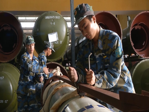 Dù hiện nay, phòng không Việt Nam đã được trang bị những hệ thống tên lửa hiện đại hơn nhiều nhưng nòng cốt của phòng không vẫn dựa vào những hệ thống tên lửa được sản xuất từ những năm 1960. Dù hiện nay, phòng không Việt Nam đã được trang bị những hệ thống tên lửa hiện đại hơn nhiều nhưng nòng cốt của phòng không vẫn dựa vào những hệ thống tên lửa được sản xuất từ những năm 1960.