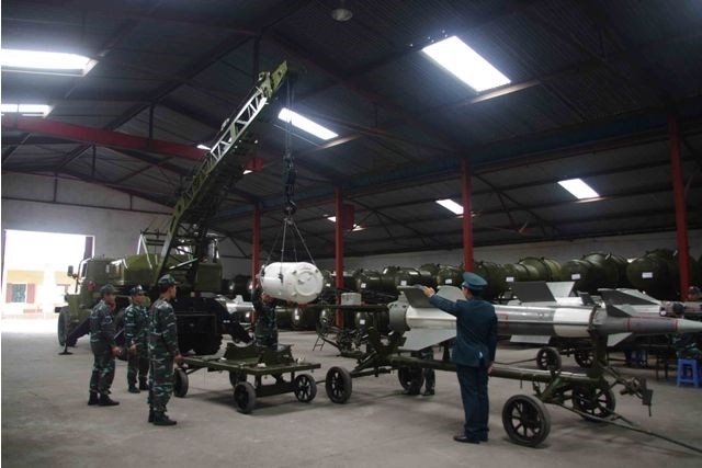 Đặc biệt đến nay, ngành kỹ thuật Quân chủng đã phối hợp với đối tác và các nhà máy tổ chức cải tiến hàng loạt bộ khí tài tên lửa ứng dụng công nghệ mới, bắn nghiệm thu thành công và đưa vào trang bị cho các đơn vị làm nhiệm vụ sẵn sàng chiến đấu. Đặc biệt đến nay, ngành kỹ thuật Quân chủng đã phối hợp với đối tác và các nhà máy tổ chức cải tiến hàng loạt bộ khí tài tên lửa ứng dụng công nghệ mới, bắn nghiệm thu thành công và đưa vào trang bị cho các đơn vị làm nhiệm vụ sẵn sàng chiến đấu.