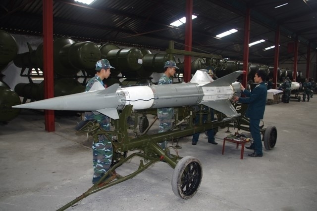 Chính vì vậy, Quân chủng Phòng không – Không quân (PK-KQ) được giao nhiệm vụ “tiến thẳng lên hiện đại”. Khí tài trang bị kỹ thuật có thêm nhiều chủng loại mới, song cũng đồng thời tiếp tục nâng cấp để khai thác, sử dụng hiệu quả các loại khí tài trang bị hiện có. Từ đó, đặt ra cho ngành kỹ thuật quân chủng những yêu cầu cao hơn trong công tác nghiên cứu, bảo đảm kỹ thuật. Chính vì vậy, Quân chủng Phòng không – Không quân (PK-KQ) được giao nhiệm vụ “tiến thẳng lên hiện đại”. Khí tài trang bị kỹ thuật có thêm nhiều chủng loại mới, song cũng đồng thời tiếp tục nâng cấp để khai thác, sử dụng hiệu quả các loại khí tài trang bị hiện có. Từ đó, đặt ra cho ngành kỹ thuật quân chủng những yêu cầu cao hơn trong công tác nghiên cứu, bảo đảm kỹ thuật.