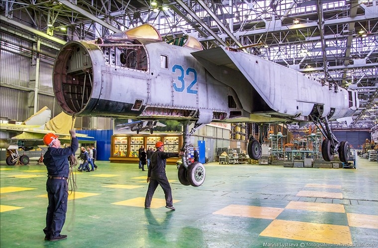 Hiện tại dây chuyền sản xuất MiG-31 đều đã ngưng hoạt động từ năm 1995, do đó việc hiện đại hóa dòng tiêm kích đánh chặn siêu âm này luôn là một thử thách đối với bất cứ nhà máy sửa chữa nào. Hiện tại dây chuyền sản xuất MiG-31 đều đã ngưng hoạt động từ năm 1995, do đó việc hiện đại hóa dòng tiêm kích đánh chặn siêu âm này luôn là một thử thách đối với bất cứ nhà máy sửa chữa nào.