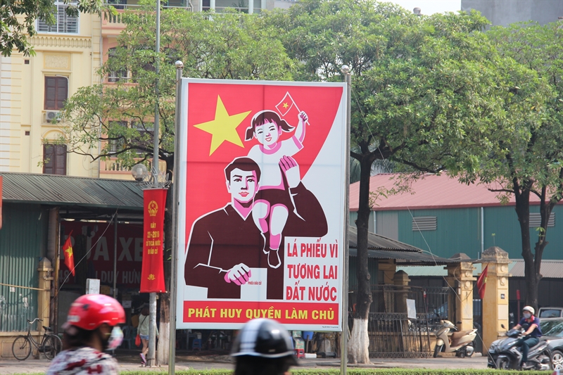 Khu vực đường Trần Duy Hưng, Cầu Giấy, Hà Nội cũng được bố trí đặt những tấn pano lớn ở nơi dễ quan sát Khu vực đường Trần Duy Hưng, Cầu Giấy, Hà Nội cũng được bố trí đặt những tấn pano lớn ở nơi dễ quan sát