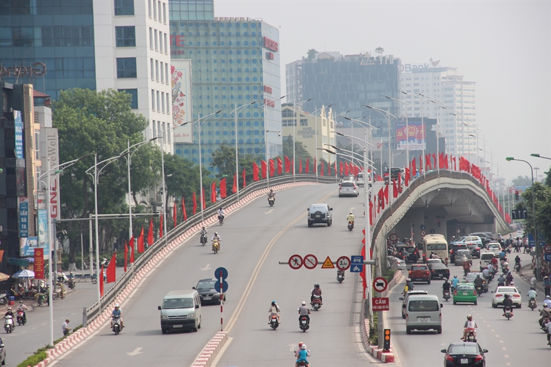 Dọc 2 bên cầu vượt đoạn Nguyễn Chí Thanh, Kim Mã được bố trí san sát cờ đỏ, nhìn từ xa trông rực rỡ, lung linh. Dọc 2 bên cầu vượt đoạn Nguyễn Chí Thanh, Kim Mã được bố trí san sát cờ đỏ, nhìn từ xa trông rực rỡ, lung linh.