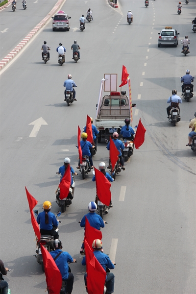 Các đội tuyên truyền về bầu cử của một phường cùng lực lượng thanh niên tình nguyện đang triển khai thông báo thông tin về cử tri, thời gian cũng như phương thức bỏ phiếu qua xe thông tin di động để người dân có thể nắm rõ. Các đội tuyên truyền về bầu cử của một phường cùng lực lượng thanh niên tình nguyện đang triển khai thông báo thông tin về cử tri, thời gian cũng như phương thức bỏ phiếu qua xe thông tin di động để người dân có thể nắm rõ.