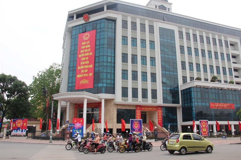 Ngày 22/5, cử tri cả nước sẽ đi bỏ phiếu bầu đại biểu Quốc hội khóa XIV và HĐND các cấp nhiệm kỳ 2016 - 2021. Trên khắp các đường phố ở Thủ đô Hà Nội, băng-rôn, cờ và khẩu hiệu cổ động ngày bầu cử được trang hoàng. Ngày 22/5, cử tri cả nước sẽ đi bỏ phiếu bầu đại biểu Quốc hội khóa XIV và HĐND các cấp nhiệm kỳ 2016 - 2021. Trên khắp các đường phố ở Thủ đô Hà Nội, băng-rôn, cờ và khẩu hiệu cổ động ngày bầu cử được trang hoàng.