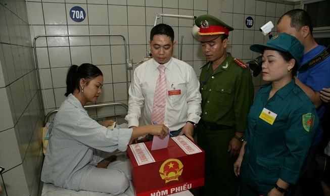Ông Nguyễn Ngọc Hiền, Phó Giám đốc Bệnh viện Bạch Mai cho biết, có 8 bệnh nhân đủ điều kiện bỏ phiếu. Đây là những bệnh nhân bị hạn chế vận động do mắc các bệnh xương khớp, hiện đang điều trị nội trú tại Khoa Cơ Xương Khớp. Ông Nguyễn Ngọc Hiền, Phó Giám đốc Bệnh viện Bạch Mai cho biết, có 8 bệnh nhân đủ điều kiện bỏ phiếu. Đây là những bệnh nhân bị hạn chế vận động do mắc các bệnh xương khớp, hiện đang điều trị nội trú tại Khoa Cơ Xương Khớp.