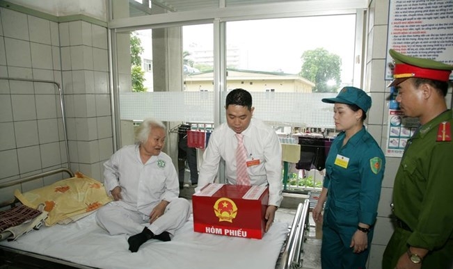 Thậm chí, các cán bộ tổ bầu cử phổ biến quy tắc bầu cử với các cử tri \ Thậm chí, các cán bộ tổ bầu cử phổ biến quy tắc bầu cử với các cử tri \