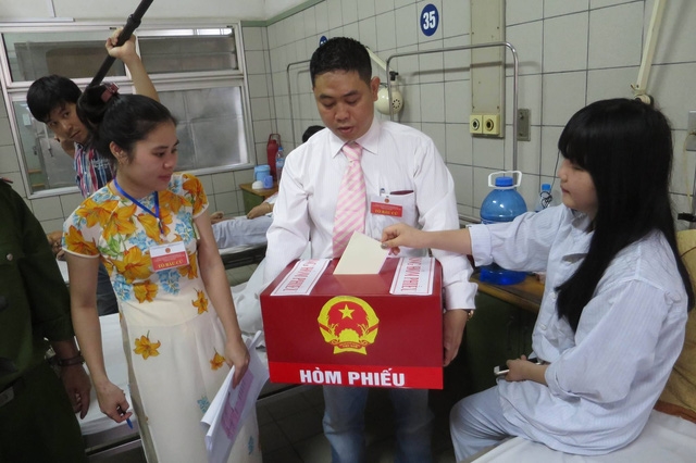 Chị Bùi Thị Ninh SN 1986 bỏ phiếu tại giường bệnh BV Bạch Mai. Chị Bùi Thị Ninh SN 1986 bỏ phiếu tại giường bệnh BV Bạch Mai.