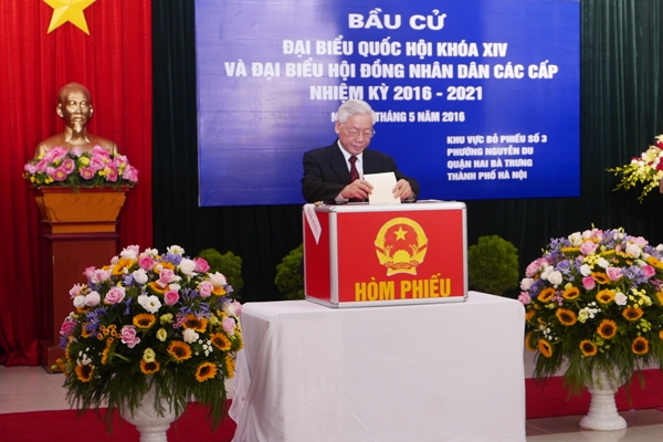 Dự lễ khai mạc điểm bỏ phiếu số 3, phường Nguyễn Du, Hoàn Kiếm, Hà Nội, Tổng bí thư Nguyễn Phú Trọng là một trong những người thực hiện quyền công dân sớm nhất ở đây. Dự lễ khai mạc điểm bỏ phiếu số 3, phường Nguyễn Du, Hoàn Kiếm, Hà Nội, Tổng bí thư Nguyễn Phú Trọng là một trong những người thực hiện quyền công dân sớm nhất ở đây.