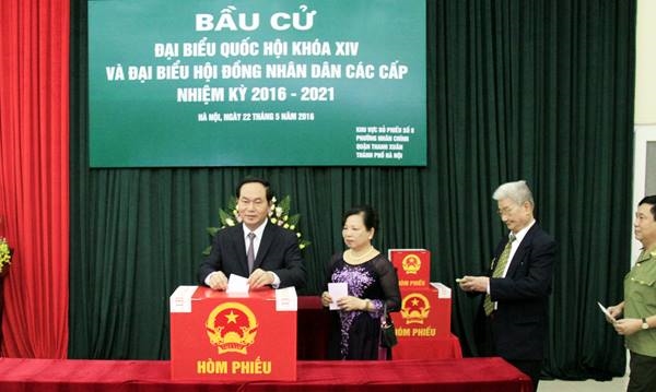 Chủ tịch nước Trần Đại Quang và phu nhân cũng đã tới điểm bầu cử số 8 ở phường Nhân Chính (Thanh Xuân, Hà Nội). Chủ tịch nước nhấn mạnh: “Tôi cũng mong cử tri đi bầu cử đầy đủ, các cơ quan chức năng thực hiện tốt nhiệm vụ, đảm bảo cuộc bầu cử thành công tốt đẹp, đảm bảo dân chủ, bình đẳng, đúng pháp luật, an toàn và tiết kiệm, thực sự là ngày hội của toàn dân”. Chủ tịch nước Trần Đại Quang và phu nhân cũng đã tới điểm bầu cử số 8 ở phường Nhân Chính (Thanh Xuân, Hà Nội). Chủ tịch nước nhấn mạnh: “Tôi cũng mong cử tri đi bầu cử đầy đủ, các cơ quan chức năng thực hiện tốt nhiệm vụ, đảm bảo cuộc bầu cử thành công tốt đẹp, đảm bảo dân chủ, bình đẳng, đúng pháp luật, an toàn và tiết kiệm, thực sự là ngày hội của toàn dân”.