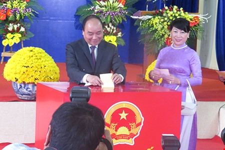 Trong khi đó, Thủ tướng Nguyễn Xuân Phúc cùng phu nhân đã tiến hành bỏ phiếu bầu cử tại khu vực bầu cử số 8, khu phố Đông Thái, thị trấn Vĩnh Bảo, huyện Vĩnh Bảo, thành phố Hải Phòng. Trong khi đó, Thủ tướng Nguyễn Xuân Phúc cùng phu nhân đã tiến hành bỏ phiếu bầu cử tại khu vực bầu cử số 8, khu phố Đông Thái, thị trấn Vĩnh Bảo, huyện Vĩnh Bảo, thành phố Hải Phòng.