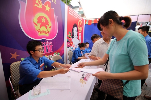 Cử tri hồ hởi nhận phiếu bầu tại một điểm bầu cử ở thủ đô Hà Nội. Cử tri hồ hởi nhận phiếu bầu tại một điểm bầu cử ở thủ đô Hà Nội.