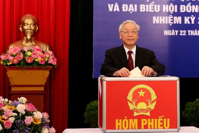 Tổng bí thư Đảng Cộng sản Việt Nam Nguyễn Phú Trọng bỏ phiếu tại một điểm bầu cử ở thủ đô Hà Nội ngày 22/5. Tổng bí thư Đảng Cộng sản Việt Nam Nguyễn Phú Trọng bỏ phiếu tại một điểm bầu cử ở thủ đô Hà Nội ngày 22/5.