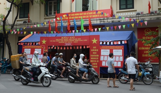 Quang cảnh bên ngoài một điểm bầu cử ở thủ đô Hà Nội, Việt Nam ngày 22/5. Quang cảnh bên ngoài một điểm bầu cử ở thủ đô Hà Nội, Việt Nam ngày 22/5.