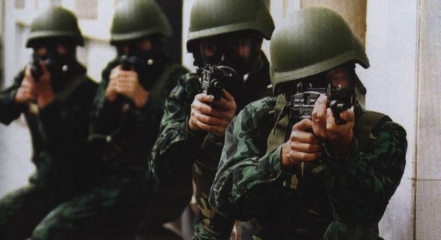 Nằm trong bộ trang bị mới của lực lượng Hải quân đánh bộ, mũ Kevlar chống đạn trên có hình dáng giống với kiểu mũ chống đạn MICH 2000 của Quân đội Mỹ, có khả năng chống được mảnh văng, đạn súng ngắn 9 mm. Nằm trong bộ trang bị mới của lực lượng Hải quân đánh bộ, mũ Kevlar chống đạn trên có hình dáng giống với kiểu mũ chống đạn MICH 2000 của Quân đội Mỹ, có khả năng chống được mảnh văng, đạn súng ngắn 9 mm.