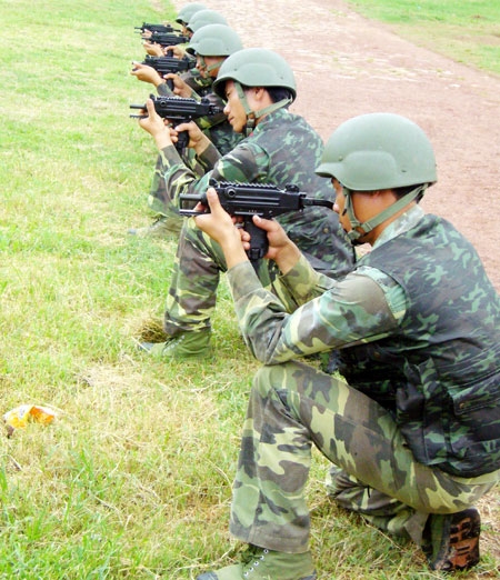 Ngoài mũ Kevlar, hiện nay Việt Nam vẫn dùng những loại mũ sắt thế hệ cũ do Liên Xô sản xuất. Các loại mũ sắt Liên Xô phần lớn được viện trợ trong giai đoạn Chiến tranh chống Mỹ và cho tới nay vẫn còn được trang bị cho nhiều đơn vị. Ngoài mũ Kevlar, hiện nay Việt Nam vẫn dùng những loại mũ sắt thế hệ cũ do Liên Xô sản xuất. Các loại mũ sắt Liên Xô phần lớn được viện trợ trong giai đoạn Chiến tranh chống Mỹ và cho tới nay vẫn còn được trang bị cho nhiều đơn vị.