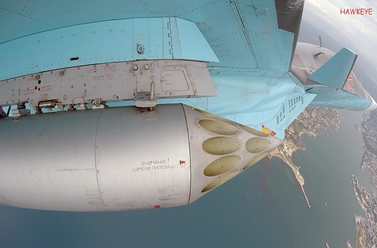 Còn đây là chiếc tiêm kích bom Su-34 mang theo tổ hợp ống phóng rocket S-8 80mm với tầm bắn tối đa có thể lên đến 4km. Còn đây là chiếc tiêm kích bom Su-34 mang theo tổ hợp ống phóng rocket S-8 80mm với tầm bắn tối đa có thể lên đến 4km.