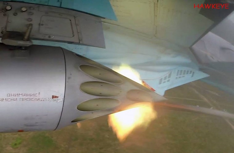 Hình ảnh dàn rocket trên Su-34 khai hỏa tiêu diệt các mục tiêu giả định tại Chauda. Bên cạnh trình diễn khả năng bay các phi công tham gia Aviadarts-2016 còn phải thể hiện khả năng tấn công mục tiêu mặt đất của mình với các loại vũ khí không điều khiển. Hình ảnh dàn rocket trên Su-34 khai hỏa tiêu diệt các mục tiêu giả định tại Chauda. Bên cạnh trình diễn khả năng bay các phi công tham gia Aviadarts-2016 còn phải thể hiện khả năng tấn công mục tiêu mặt đất của mình với các loại vũ khí không điều khiển.