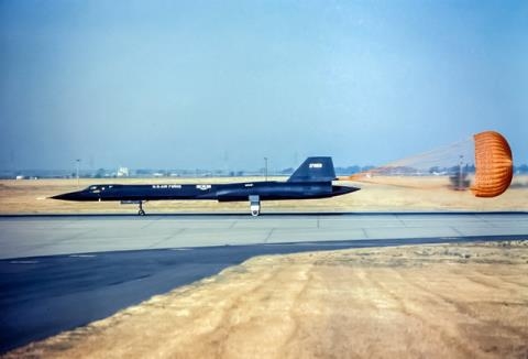 Toàn bộ SR-71 được Mỹ sản xuất đều được chế tạo bằng titan của Liên Xô do CIA đưa lậu vào Mỹ, Liên Xô là quốc gia sản xuất titan có chất lượng tốt nhất thế giới và điều này luôn khiến Mỹ thèm muốn. Đối với máy bay, titan là vật liệu rất quan trọng, bởi phần lớn vỏ ngoài, bộ phận hạ cánh của của máy bay được sản xuất từ titan. Toàn bộ SR-71 được Mỹ sản xuất đều được chế tạo bằng titan của Liên Xô do CIA đưa lậu vào Mỹ, Liên Xô là quốc gia sản xuất titan có chất lượng tốt nhất thế giới và điều này luôn khiến Mỹ thèm muốn. Đối với máy bay, titan là vật liệu rất quan trọng, bởi phần lớn vỏ ngoài, bộ phận hạ cánh của của máy bay được sản xuất từ titan.