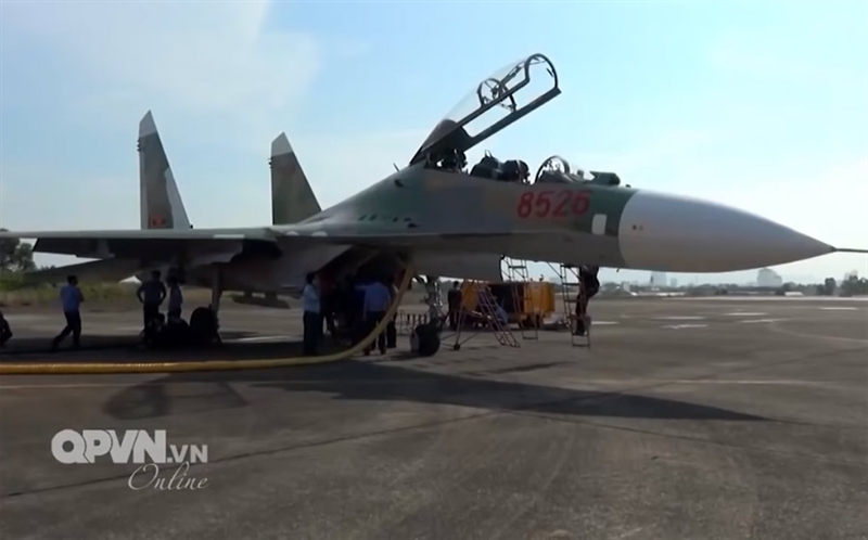Việt Nam bắt đầu tiếp nhận những chiếc Su-27 đầu tiên vào năm 1995 với hai biến thể chính là Su-27SK và Su-27UBK. Số máy bay này được chuyển giao liên tục trong giai đoạn từ năm 1997-1998. Tiêm kích Su-27SK là một trong những biến thể xuất khẩu của dòng tiêm kích Su-27 do Nga sản xuất, nó được phát triển từ thời Liên Xô và đang dần trở nên lỗi thời trước các dòng tiêm kích thế hệ mới. Việt Nam bắt đầu tiếp nhận những chiếc Su-27 đầu tiên vào năm 1995 với hai biến thể chính là Su-27SK và Su-27UBK. Số máy bay này được chuyển giao liên tục trong giai đoạn từ năm 1997-1998. Tiêm kích Su-27SK là một trong những biến thể xuất khẩu của dòng tiêm kích Su-27 do Nga sản xuất, nó được phát triển từ thời Liên Xô và đang dần trở nên lỗi thời trước các dòng tiêm kích thế hệ mới.