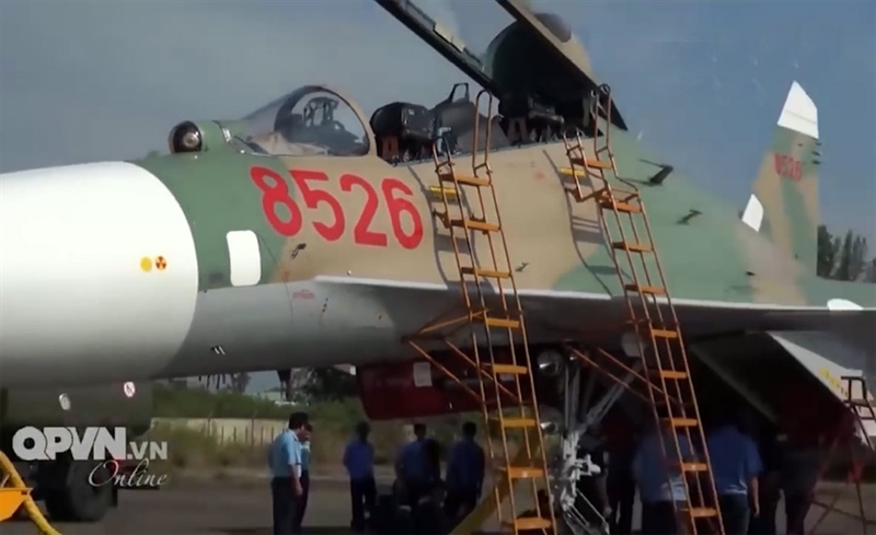 Jakarta Greater cũng nhận định rằng tuổi thọ và thời gian hoạt động của Su-27 thấp hơn nhiều so với các dòng chiến đấu cơ thế hệ mới của Nga hiện tại như Su-30 hay Su-35. Theo nhà sản xuất Sukhoi, một chiếc Su-27 chỉ có tuổi thọ 2.000 giờ bay tương đương với 20 năm hoạt động. Nếu dựa trên thông số này thì những chiếc Su-27 của Việt Nam đều đã gần đạt tới tuổi nghỉ hưu. Jakarta Greater cũng nhận định rằng tuổi thọ và thời gian hoạt động của Su-27 thấp hơn nhiều so với các dòng chiến đấu cơ thế hệ mới của Nga hiện tại như Su-30 hay Su-35. Theo nhà sản xuất Sukhoi, một chiếc Su-27 chỉ có tuổi thọ 2.000 giờ bay tương đương với 20 năm hoạt động. Nếu dựa trên thông số này thì những chiếc Su-27 của Việt Nam đều đã gần đạt tới tuổi nghỉ hưu.