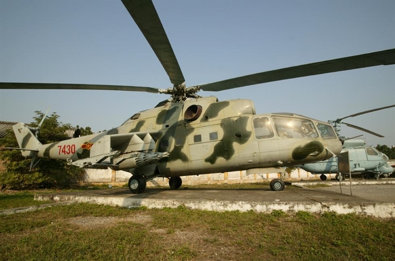 Cuối tháng 10/1984, bảy tổ bay trực thăng vũ trang Mi-24 của Trung đoàn 916 cơ động di chuyển từ sân bay Hòa Lạc vào Tân Sơn Nhất phối hợp cùng với lực lượng của Trung đoàn không quân 917 làm nhiệm vụ truy quét quân Khmer đỏ giúp nhân dân Campuchia bảo vệ thành quả cách mạng. Cuối tháng 10/1984, bảy tổ bay trực thăng vũ trang Mi-24 của Trung đoàn 916 cơ động di chuyển từ sân bay Hòa Lạc vào Tân Sơn Nhất phối hợp cùng với lực lượng của Trung đoàn không quân 917 làm nhiệm vụ truy quét quân Khmer đỏ giúp nhân dân Campuchia bảo vệ thành quả cách mạng.