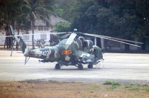 Vào cuối những năm 1970, Việt Nam được Liên Xô viện trợ một số trực thăng vũ trang gồm các biến thể Mi-24 A/B/U, trong đó biến thể A tiêu chuẩn, B có trang bị thêm súng máy hạng nặng 12,7 mm ở mũi và U dùng cho huấn luyện. Vào cuối những năm 1970, Việt Nam được Liên Xô viện trợ một số trực thăng vũ trang gồm các biến thể Mi-24 A/B/U, trong đó biến thể A tiêu chuẩn, B có trang bị thêm súng máy hạng nặng 12,7 mm ở mũi và U dùng cho huấn luyện.