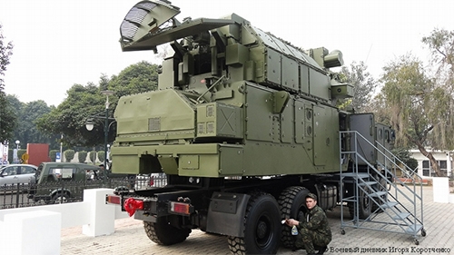 Sự kiện Tor-M2KM xuất hiện trọng bộ cánh mới trên xe KAMAZ trong khi loại xe tải quân sự việt dã này đang ngày càng được Quân đội Việt Nam ưa chuộng dùng cho các tổ hợp pháo phòng không, radar cảnh giới nhìn vòng và radar bắt thấp chế tạo trong nước thì phiên bản Tor-M2KM kể trên cũng rất có thể đã được \ Sự kiện Tor-M2KM xuất hiện trọng bộ cánh mới trên xe KAMAZ trong khi loại xe tải quân sự việt dã này đang ngày càng được Quân đội Việt Nam ưa chuộng dùng cho các tổ hợp pháo phòng không, radar cảnh giới nhìn vòng và radar bắt thấp chế tạo trong nước thì phiên bản Tor-M2KM kể trên cũng rất có thể đã được \