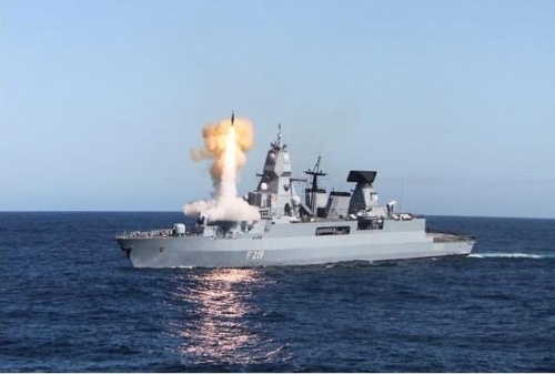 Tên lửa SM-2, lô IIIA có thể đánh chặn mục tiêu ở cự ly 150 km, tầm cao hơn 30 km. Sachsen là khinh hạm mang tên lửa phòng không tầm bắn xa nhất châu Âu. Tên lửa SM-2, lô IIIA có thể đánh chặn mục tiêu ở cự ly 150 km, tầm cao hơn 30 km. Sachsen là khinh hạm mang tên lửa phòng không tầm bắn xa nhất châu Âu.