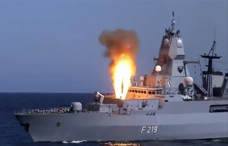 Tàu được trang bị tên lửa RIM-162 Evolved Sea Sparrow có thể đánh chặn các mục tiêu ở cự ly 50 km. Tàu được trang bị tên lửa RIM-162 Evolved Sea Sparrow có thể đánh chặn các mục tiêu ở cự ly 50 km.