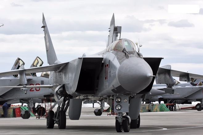 MiG-31 Foxhound là chiếc tiêm kích đánh chặn tầm xa có tốc độ nhanh nhất thế giới, nó thực hiện chuyến bay đầu tiên vào ngày 16/9/1975 và chính thức được giới thiệu trong năm 1982, đã có khoảng 500 chiếc Foxhound xuất xưởng, cho đến nay chúng vẫn còn phục vụ trong Quân đội Nga với biến thể MiG-31BM. MiG-31 Foxhound là chiếc tiêm kích đánh chặn tầm xa có tốc độ nhanh nhất thế giới, nó thực hiện chuyến bay đầu tiên vào ngày 16/9/1975 và chính thức được giới thiệu trong năm 1982, đã có khoảng 500 chiếc Foxhound xuất xưởng, cho đến nay chúng vẫn còn phục vụ trong Quân đội Nga với biến thể MiG-31BM.