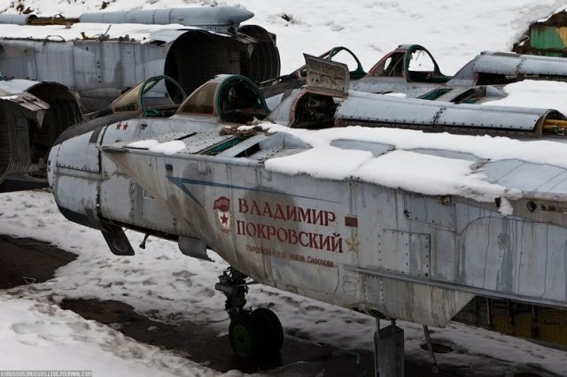 Các tiêm kích MiG-31 được đưa tới đây đã bị tháo bỏ cánh, động cơ, nắp chụp radar, cùng nhiều bộ phận khác. Các tiêm kích MiG-31 được đưa tới đây đã bị tháo bỏ cánh, động cơ, nắp chụp radar, cùng nhiều bộ phận khác.