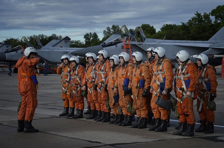 Lenta dẫn nguồn tin của Bộ Quốc phòng Nga cho biết, nhiệm vụ chính của MiG-31 tại Syria là bảo đảm an toàn đường không cho căn cứ Hmeymin, cũng như hoạt động của Không quân Nga và Syria. Ngoài ra, việc triển khai MiG-31 tới Syria sẽ giúp hỗ trợ, giảm bớt tần suất hoạt động của các máy bay cảnh báo sớm và chỉ huy trên không A-50. Lenta dẫn nguồn tin của Bộ Quốc phòng Nga cho biết, nhiệm vụ chính của MiG-31 tại Syria là bảo đảm an toàn đường không cho căn cứ Hmeymin, cũng như hoạt động của Không quân Nga và Syria. Ngoài ra, việc triển khai MiG-31 tới Syria sẽ giúp hỗ trợ, giảm bớt tần suất hoạt động của các máy bay cảnh báo sớm và chỉ huy trên không A-50.