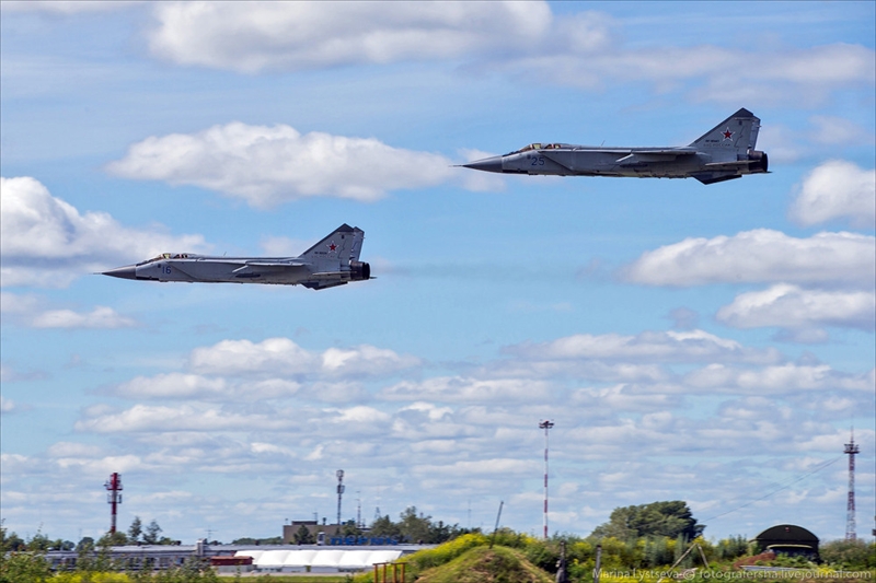 Để thực hiện những nhiệm vụ trên, MiG-31 được trang bị hệ thống radar quét mảng pha điện tử thụ động PESA. Hệ thống này gồm có một nguồn tín hiệu phát sóng ở tần số duy nhất, sau đó năng lượng được truyền đến các yếu tố phát ra khác nhau ở mặt trước của ăng ten. Để thực hiện những nhiệm vụ trên, MiG-31 được trang bị hệ thống radar quét mảng pha điện tử thụ động PESA. Hệ thống này gồm có một nguồn tín hiệu phát sóng ở tần số duy nhất, sau đó năng lượng được truyền đến các yếu tố phát ra khác nhau ở mặt trước của ăng ten.