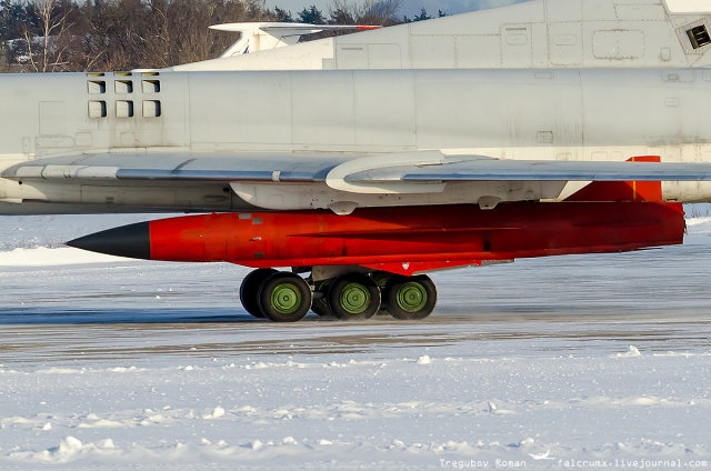 Dù nguồn tin trên không cho biết thông tin về vũ khí mới này, tuy nhiên báo Military Russia ngày 24/8 dẫn nguồn tin công nghiệp quốc phòng Nga khẳng định, vũ khí mới dành cho Tu-22M3 chính là tên lửa Kh-32 - loại vũ khí đang bước vào giai đoạn hoàn thành và đã sẵn sàng trực chiến. Tổng biên tập của Military Russia, nhà báo Dmitry Kornev cho biết: Tên lửa hành trình mới được thiết kế chủ yếu để phá hủy tàu chiến, radar, cầu, đường, chiến xa, nhà máy phát điện và căn cứ quân sự của kẻ thù. Dù nguồn tin trên không cho biết thông tin về vũ khí mới này, tuy nhiên báo Military Russia ngày 24/8 dẫn nguồn tin công nghiệp quốc phòng Nga khẳng định, vũ khí mới dành cho Tu-22M3 chính là tên lửa Kh-32 - loại vũ khí đang bước vào giai đoạn hoàn thành và đã sẵn sàng trực chiến. Tổng biên tập của Military Russia, nhà báo Dmitry Kornev cho biết: Tên lửa hành trình mới được thiết kế chủ yếu để phá hủy tàu chiến, radar, cầu, đường, chiến xa, nhà máy phát điện và căn cứ quân sự của kẻ thù.