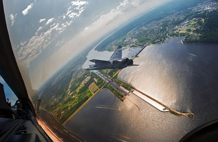 Hiện nay, trong làng tiêm kích đánh chặn nói chung, MiG-31 được xem là loại máy bay mạnh nhất với khả năng đối không tầm siêu xa, tốc độ gấp gần 3 lần vận tốc âm thanh, bay nhanh hơn bất kỳ loại máy bay chiến đấu nào ngày nay. Kể cả, nếu so khả năng không đối không với tiêm kích đa năng tiên tiến, MiG-31 vẫn nhỉnh hơn. Hiện nay, trong làng tiêm kích đánh chặn nói chung, MiG-31 được xem là loại máy bay mạnh nhất với khả năng đối không tầm siêu xa, tốc độ gấp gần 3 lần vận tốc âm thanh, bay nhanh hơn bất kỳ loại máy bay chiến đấu nào ngày nay. Kể cả, nếu so khả năng không đối không với tiêm kích đa năng tiên tiến, MiG-31 vẫn nhỉnh hơn.