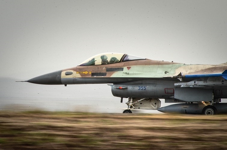Theo kế hoạch trang bị được Không quân Israel tiết lộ, thế chỗ những chiếc F-16A/B vừa nghỉ sẽ là 67 chiếc tiêm kích F-35I. Theo kế hoạch trang bị được Không quân Israel tiết lộ, thế chỗ những chiếc F-16A/B vừa nghỉ sẽ là 67 chiếc tiêm kích F-35I.